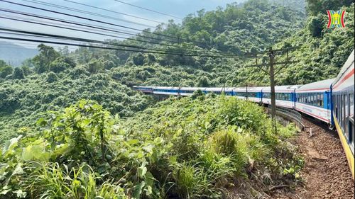 Đoàn tàu sẽ đưa du khách qua đèo Hải Vân, con đèo được xưng tụng là "Thiên hạ đệ nhất hùng quan"