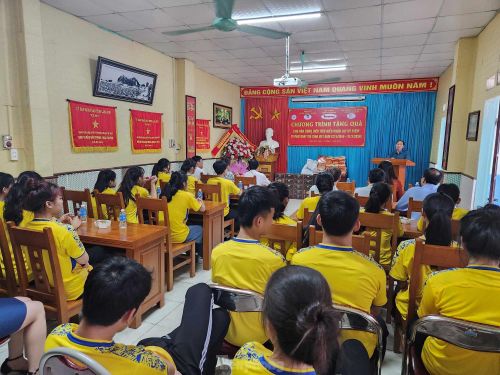 20 vận động viên trẻ tham dự và nhận quà. 