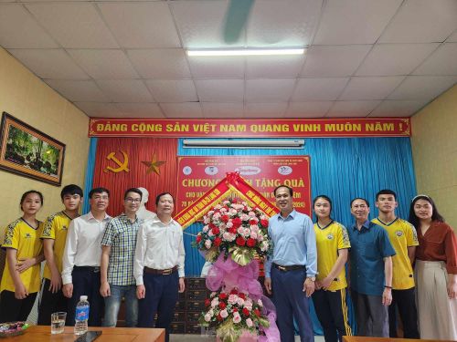 Tặng hoa chúc mừng ngành Thể dục thể thao và các VĐV tỉnh nhà. 