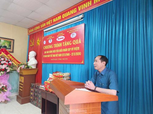 Nhà báo Nguyễn Duy Chiến thay mặt Ban tổ chức phát biểu tại chương trình tặng quà.