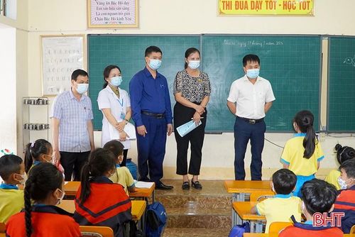 Đoàn công tác CDC Hà Tĩnh giám sát dịch tễ tại Trường Tiểu học thị trấn Đức Thọ.