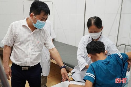 Bệnh nhân mắc bệnh sởi đang được điều trị tại Bệnh viện Đa khoa huyện Đức Thọ.
