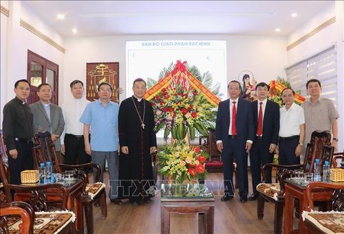 Các đồng chí lãnh đạo tỉnh Bắc Ninh chúc mừng Tòa Giám mục Bắc Ninh. Ảnh: Thái Hùng/TTXVN