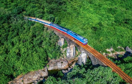 Đoàn tàu mang tên "Kết nối di sản miền Trung" từ Đà Nẵng ra Huế qua đèo Hải Vân