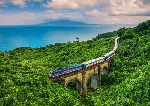  Khung cảnh mộng mơ với một bên giáp núi, một bên là biển, qua đèo, qua suối khiến nơi đây trở thành cung đường di sản đẹp nhất Việt Nam.