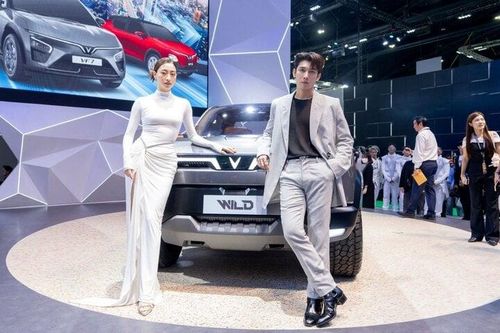 Diễn viên Mew Suppasit (bên phải) và Hoa hậu Thế giới Việt Nam 2019 Lương Thùy Linh (bên trái) xuất hiện tại gian hàng VinFast. 