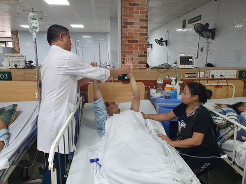 Bệnh nhân ngộ độc thuốc lá điện tử điều trị tại Trung tâm Chống độc (Bệnh viện Bạch Mai). ẢNh: BVCC.