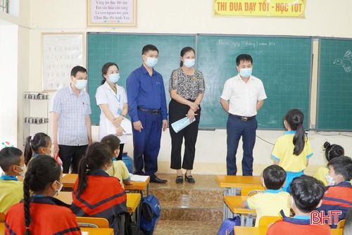  Lãnh đạo Trung tâm Kiểm soát bệnh tật tỉnh giám sát công tác phòng dịch sởi tại trường học ở Đức Thọ. 