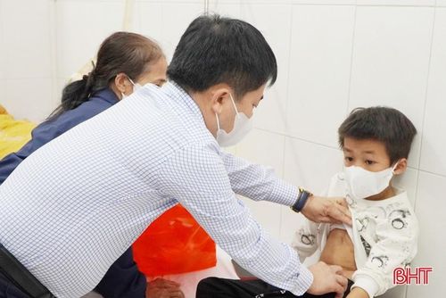  Giám sát các ca bệnh nghi nhiễm tại BVĐK huyện Đức Thọ. 