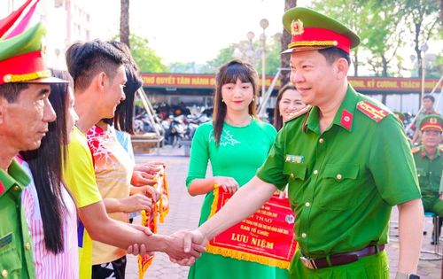Đại tá Trần Hoàng Độ, Phó Giám đốc Công an TP. Cần Thơ động viên các vận động viên tham gia thi đấu