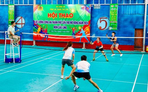 Thi đấu hết mình với bộ môn cầu lông
