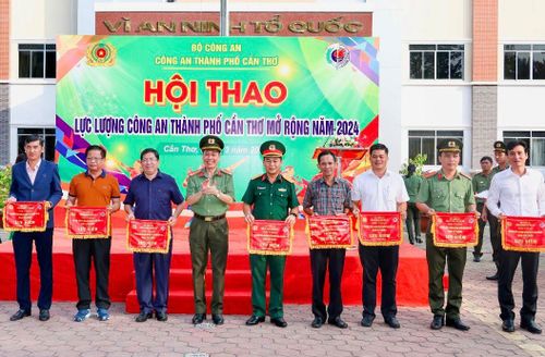 Đại tá Vũ Thành Thức, Phó Giám đốc Công an TP. Cần Thơ trao cờ lưu niệm cho các đơn vị tham gia Hội thao