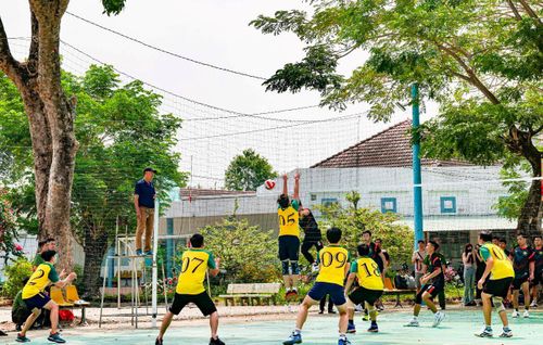 Các vận động viên sôi nỗi thi đấu môn bóng chuyền