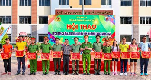 Đại tá Trần Hoàng Độ, Phó Giám đốc Công an TP. Cần Thơ và đồng chí Trần Anh Đức, Phó Chánh Thanh tra thành phố trao cờ lưu niệm cho lực lượng Công an thành phố tham gia hội thao
