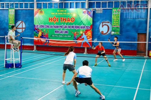 Sôi nổi thi đấu các bộ môn bóng chuyền, bộ môn quần vợt và bộ môn cầu lông.