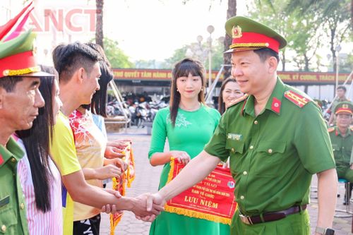 Phó Giám đốc Công an TP. Cần Thơ động viên các VĐV tham gia thi đấu.