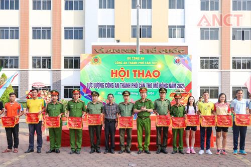  Đại tá Trần Hoàng Độ, Phó Giám đốc Công an TP. Cần Thơ, Phó Trưởng ban tổ chức Hội thao và đồng chí Trần Anh Đức, Phó Chánh thanh tra thành phố trao cờ lưu niệm cho lực lượng Công an thành phố tham gia Hội thao.