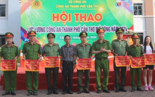 Đại tá Trần Hoàng Độ, Phó giám đốc Công an TP Cần Thơ trao cờ lưu niệm tặng đại diện các Đội thi trong lực lượng Công an.