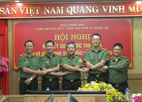Đại diện lãnh đạo các đơn vị trong Cụm thi đua số 2 ký kết và trao giao ước thi đua “Vì an ninh Tổ quốc” năm 2024.