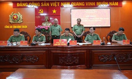 Đại diện Công an các tỉnh trong Cụm ký kết giao ước thi đua.