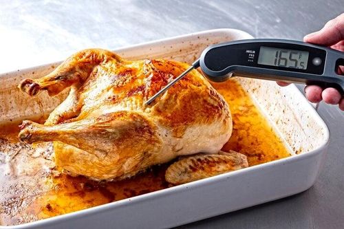 Để xác định độ chín của gà hoặc mức độ an toàn khi ăn, bạn nên sử dụng nhiệt kế thực phẩm để kiểm tra nhiệt độ bên trong. (Ảnh: Washington Post)