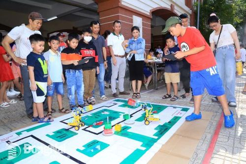 Phụ huynh chứng kiến con em mình thi đấu robot. Ảnh: Công Nghĩa