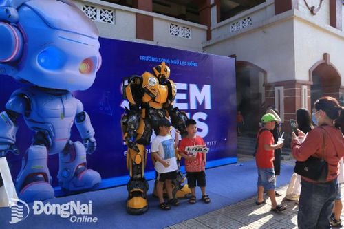 Một chú robot khổng lồ được nhiều học sinh ưa thích. Ảnh: Công Nghĩa
