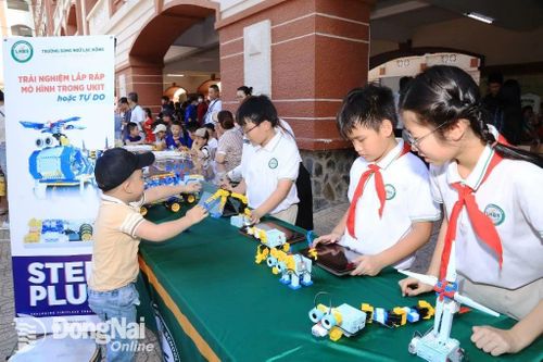 Học sinh tham gia lập trình lắp ráp và lập trình robotics. Ảnh: Công Nghĩa