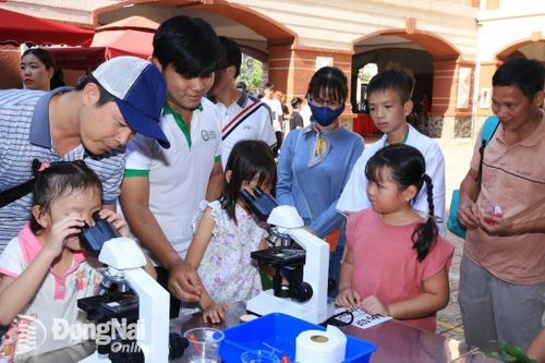 Học sinh trải nghiệm quan sát hoạt động của vi sinh vật qua kính soi công nghệ hiện đại. Ảnh: Công Nghĩa