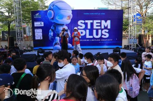 Khu vực vui chơi tìm hiểu về các môn khoa học dành cho học sinh. Ảnh: Công Nghĩa