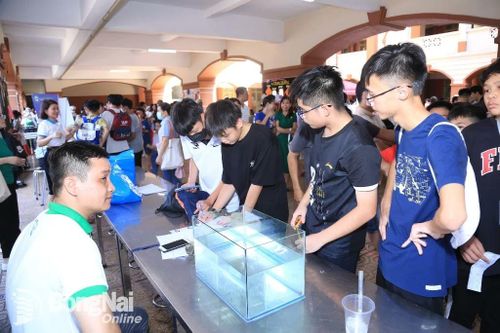 Học sinh tham gia thực hiện thí nghiệp vật lý đo thể tích của nước. Ảnh: Công Nghĩa