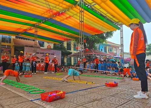 Trò chơi "Cua bò ngang" giúp trẻ rèn luyện sự nhanh nhẹn, phối hợp nhịp nhàng giữa tay và chân. Ảnh: Mộc Trà