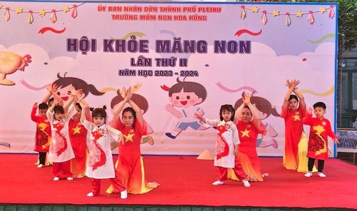 Phần thi Chào hỏi có sự góp mặt của các bậc phụ huynh, tạo sự gắn kết và thêm màu sắc cho Hội khỏe măng non. Ảnh: Mộc Trà