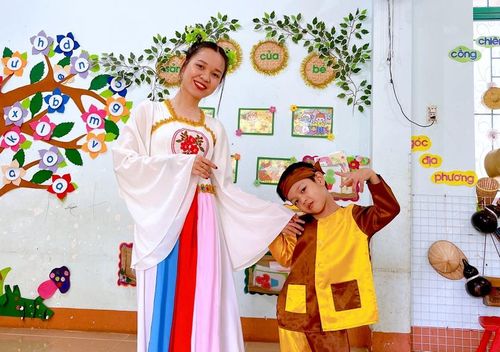 Chị Võ Thị Tuyết Nhi (tổ 5, phường Hoa Lư, TP. Pleiku) đồng hành cùng con trai tham gia Hội khỏe măng non ở phần thi chào hỏi. Ảnh: Mộc Trà