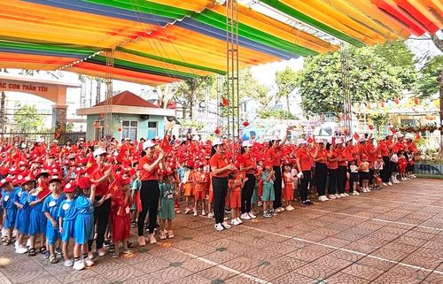 Hội khỏe măng non Trường Mầm non Hoa Hồng thu hút sự tham gia của hơn 1.000 trẻ và phụ huynh. Ảnh: Mộc Trà