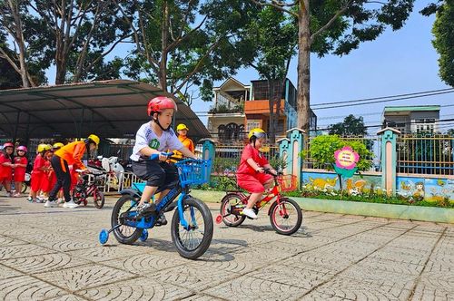 Các bé khối Lá hào hứng tham gia trò chơi "Bác đưa thư". Ảnh: Mộc Trà