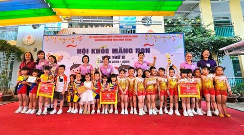 Cô Trần Thị Thủy-Hiệu trưởng Trường Mầm non Hoa Hồng (bìa phải) trao thưởng cho 3 lớp đạt giải xuất sắc. Ảnh: Mộc Trà