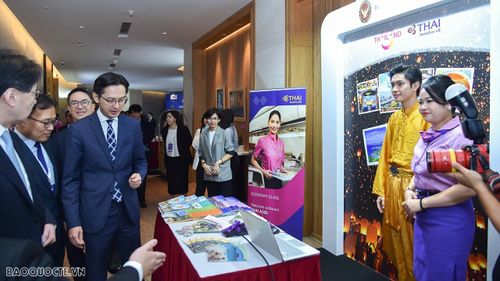 Thứ trưởng Ngoại giao Đỗ Hùng Việt tham quan Triển lãm Du lịch ASEAN-Hàn Quốc tại Hà Nội, tháng 11/2023. (Ảnh: Tuấn Anh)