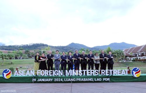 Tổng thư ký ASEAN và các Bộ trưởng chụp ảnh chung tại Hội nghị hẹp Bộ trưởng Ngoại giao ASEAN. (Ảnh: Quang Hòa)