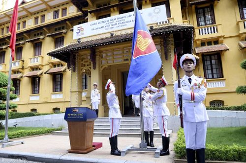 Lễ Thượng cờ ASEAN 2023 tại trụ sở Bộ Ngoại giao nhân kỷ niệm ngày thành lập ASEAN. (Ảnh: Nguyễn Hồng)