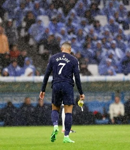 Tấm ảnh chụp Mbappe rời sân trong trận gặp Marseille đang được chia sẻ trên MXH.