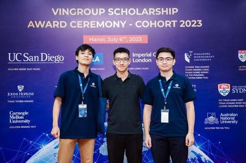 Học viên khóa 2 của chương trình - Lý Phúc Thành (ngoài cùng bên phải), đang theo học thạc sĩ Robotics tại trường Đại học Pennsylvania, Mỹ.