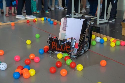 Là giải đấu mô phỏng cuộc thi Vietnam Robotics Challenge (VRC), trước giờ khai cuộc, hai đội tất bật hoàn thiện những khâu cuối cùng cho chú robot của mình trên sân đấu.