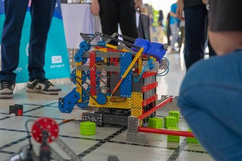 Đề thi tiệm cận với các đề thi quốc tế, được các học sinh hoàn toàn tự lực để chế tạo robot và thi đấu.