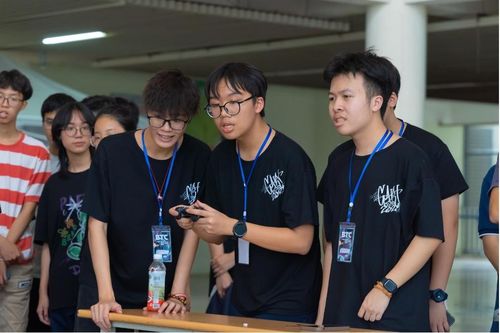 Hình ảnh hai đội R.E.D (ảnh trên) và “Blue" (ảnh dưới) thi đấu.