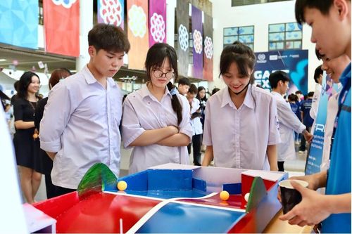 Các bạn học sinh thích thú tham gia trò chơi của CLB Le Loi Robotics & STEAM Club đến từ trường THPT Lê Lợi - Thanh Hóa.