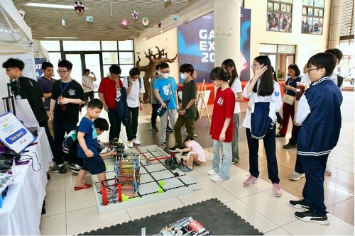 Các em nhỏ và học sinh được giới thiệu và thử lái những robot VEX IQ.