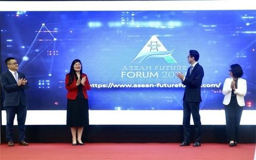 Thứ trưởng Bộ Ngoại giao Đỗ Hùng Việt cùng các đại biểu thực hiện nghi thức ra mắt bộ nhận diện của Diễn đàn Tương lai ASEAN 2024.