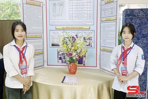 Mô hình tủ sấy quần áo của học sinh Trường tiểu học và THCS Tân Lang, huyện Phù Yên tham gia cuộc thi sáng tạo khoa học kỹ thuật.