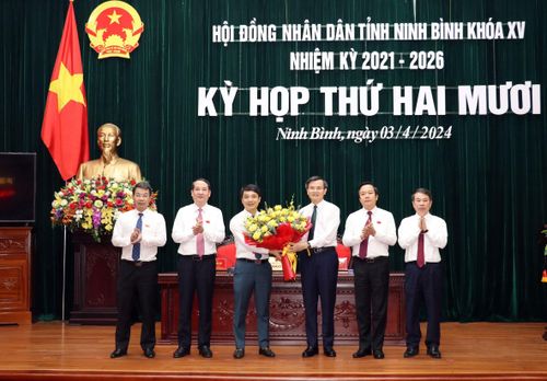 Lãnh đạo tỉnh tặng hoa chúc mừng ông Hoàng Văn Kiên, Tỉnh ủy viên, Giám đốc Sở Tài chính được bầu giữ chức Phó Chủ tịch HĐND tỉnh Khóa XV, nhiệm kỳ 2021 - 2026